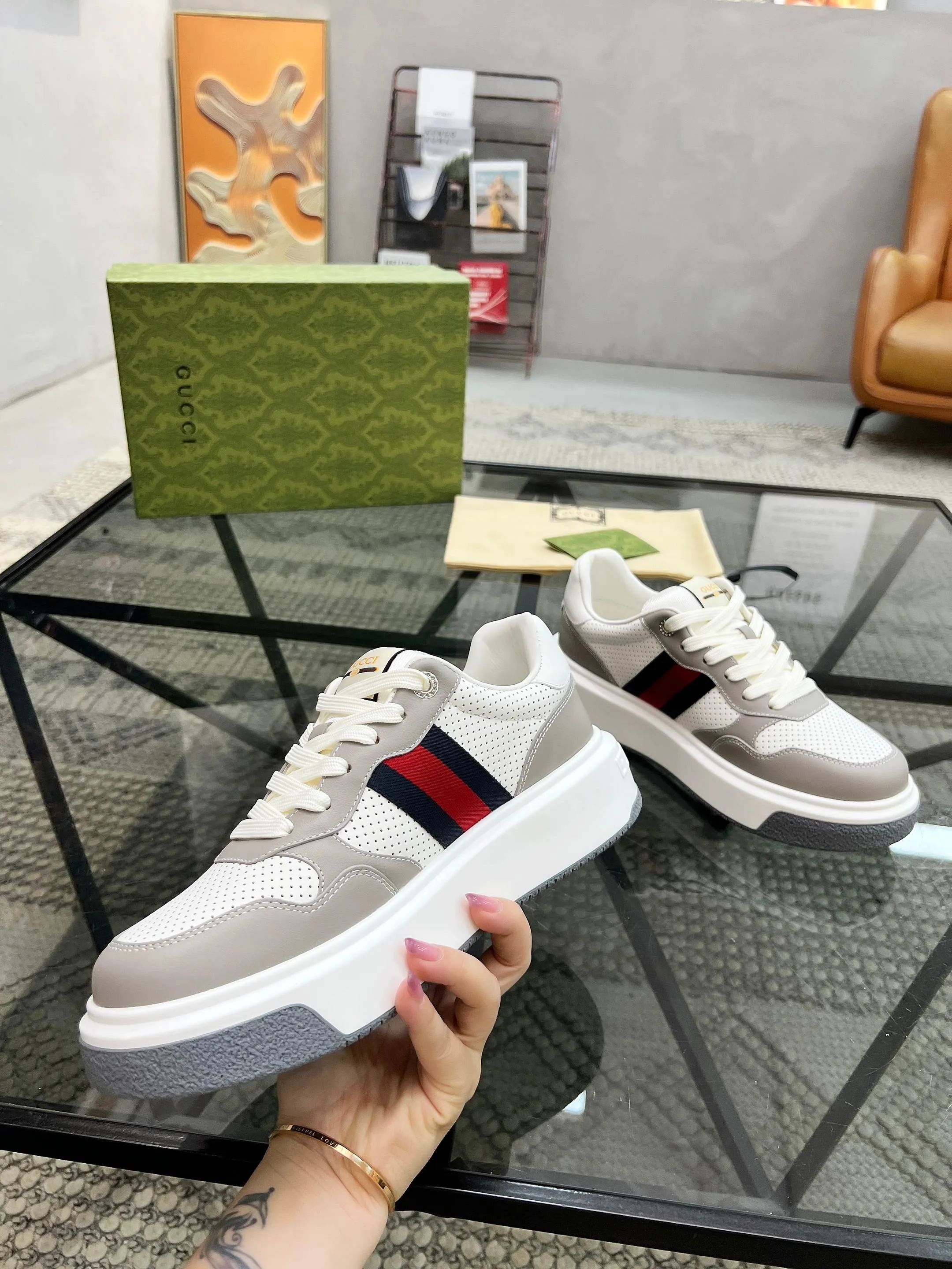P440 new men's shoes GUCCI [Lightning] latest shoes are shipped. Original quality, fashionable, special materials, sheepskin lining, new packaging. The foot feels super comfortable and the workmanship is impeccable. Size: 38-45
